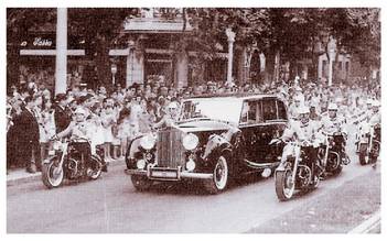 1955. urtea. Franco auto blindatu batean Donostiako Askatasunaren Hiribidean (Espainiako Hiribidea orduan). (Argazkiak).<br><br>